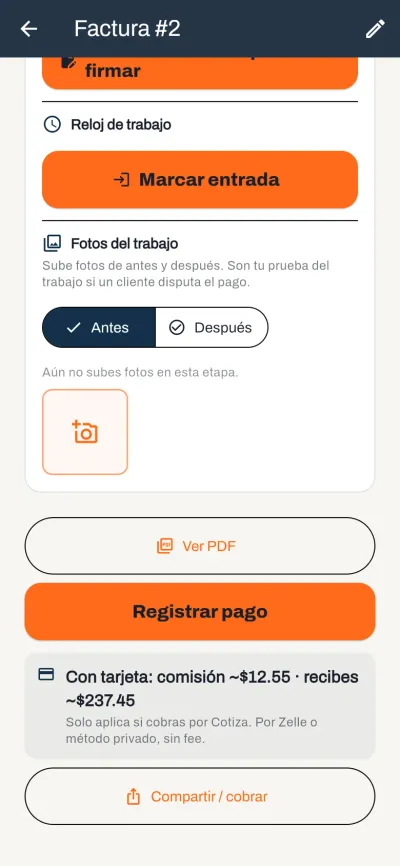 Una factura de Cotiza con las acciones Registrar pago y Compartir / cobrar, mostrando la comisión con tarjeta y cuánto recibes exacto antes de compartir